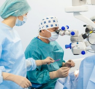 course of eye surgery Ход глазной операции