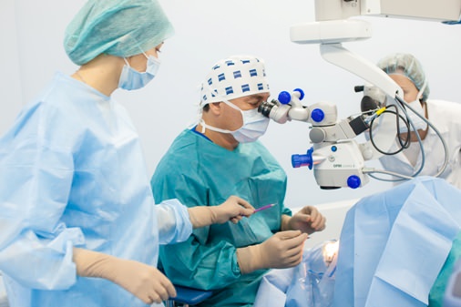 course of eye surgery Ход глазной операции